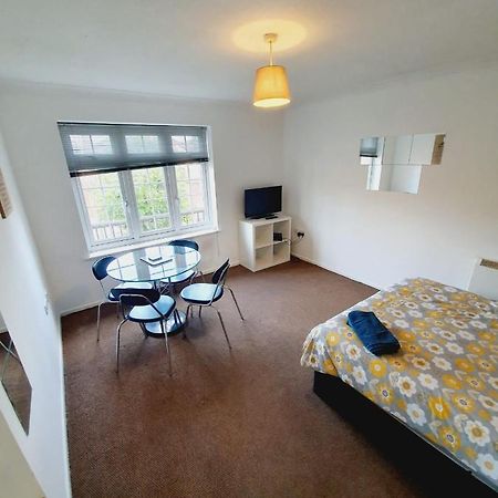 2 Bedroom Rayleigh Apartment Екстериор снимка
