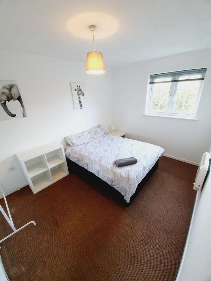 2 Bedroom Rayleigh Apartment Екстериор снимка