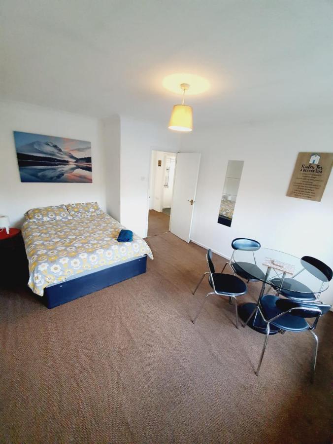 2 Bedroom Rayleigh Apartment Екстериор снимка